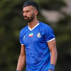 Футболіст з Ірану обіймає вболівальницю перед грою