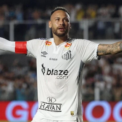 Неймар покидает поле с травмы