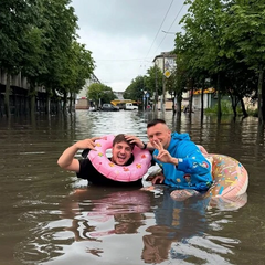Жители развлекаются в лужах