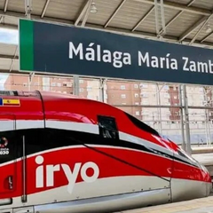 Потяг на фоні гір у Іспанії