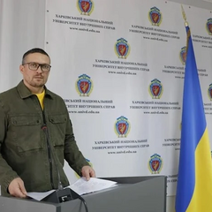 Усик в спортивному одязі з мікрофоном