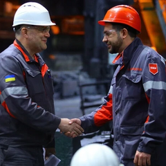 Ветерани на реабілітації відпочивають в саду