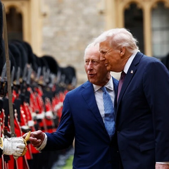 Трамп і король Чарльз взаємодіють на зустрічі