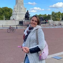 Жінка підтримує живіт після Covid-19