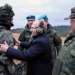Зображення закутаного Кремля в військову тематику