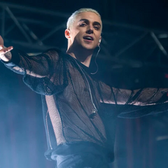 Співак виступає на сцені під час концерту