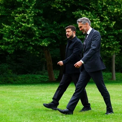 Дизайнер Зеленського пояснив, чому президент знову носить костюми