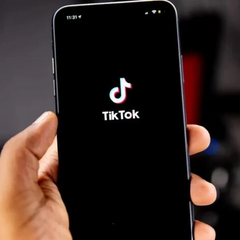 Логотип TikTok на фоне флагов США и Китая