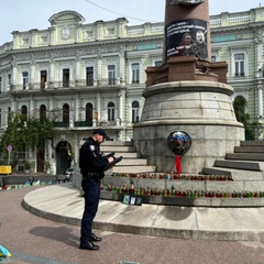 Прапор Російської Федерації на постаменті