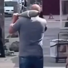 Чоловік із міною в місті