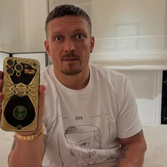 Усик с золотым iPhone в руках