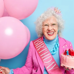 Дівчина біля віконця з книгою