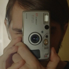 Молодь фотографується на старій фотокамері