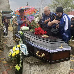 Священник блокує вхід в храм