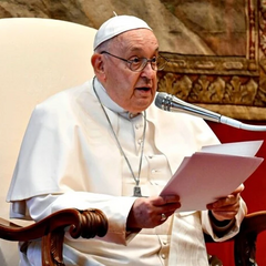 Папа Римский на Ватиканской площади говорит ученикам