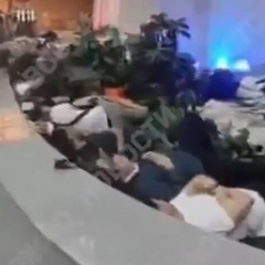 Люди сплять на підлозі в аеропорту