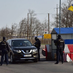 Детективы обыскивают автомобиль на блокпосту