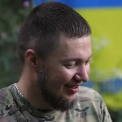 Боєць на передовій у руїнах