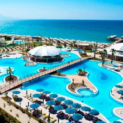 Люди в масках на відпочинку