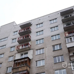 Відновлення пошкодженого будинку жіночим будівельним батальйоном