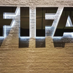 Сотрудник ФИФА с арестованным мальчиком