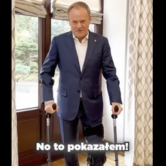 Учитель вчить внуків кататися на лижах