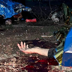 Поранені люди на фоні пошкоджених будівель