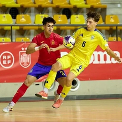 Молодежная сборная Украины играет против Испании