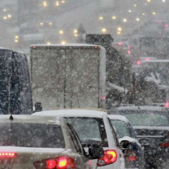 Ледяной столкновение: автомобили в аварии