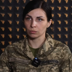 Мужчина отдает телефон для безопасности