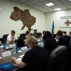 Офіцер ДСНС продемонструє роботу з рушницею