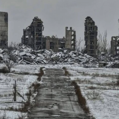  ruins Торецка: разрушенные здания и памятник