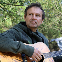 Вакарчук разговаривает с журналистами