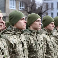 Молода людина з мегафоном та світлим майбутнім