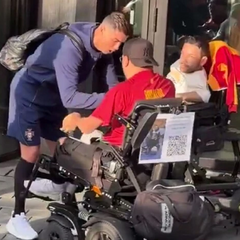 Роналду отділяється від вболівальників на колісних кріслах