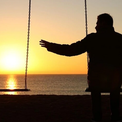 Жінка сидить у вікні, думає