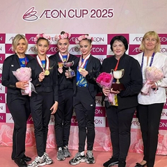 Українські гімнастки вітають росіянок на подіумі