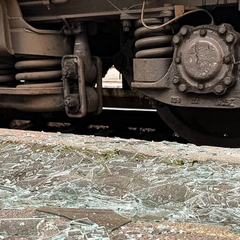 Пошкоджений вокзал і вагони в Сумах