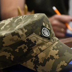 Військовий під час судування