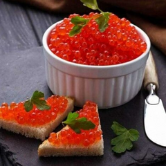 новорічний стіл з червоною ікрою