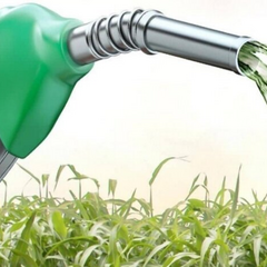 Зображення ємностей з паливом та гроші в руках