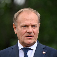 Туск зазирає у вікно, очікуючи на рішучі дії Заходу