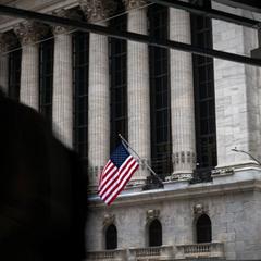 Логотип США и Украина на золотых монетах