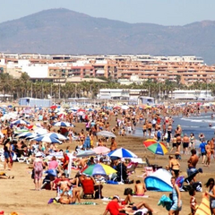 Пляж курортного міста Іспанії закрито