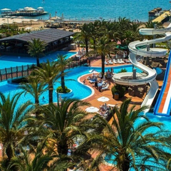 Порожні басейни в готелях Анталії