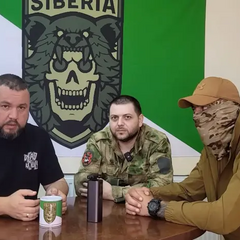 Врач с комбинированной маской на демонстрации