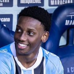 Футболіст у формі клубу Шахтар