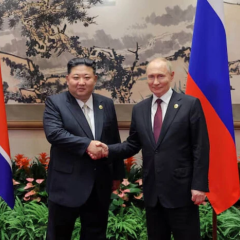 Путин и Ким Чен Ин на фоне новогодней елки