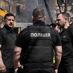Zelensky at the site of missile strike
