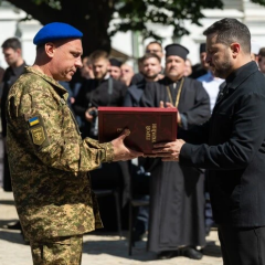 Зеленський нагороджує військових та цивільних
